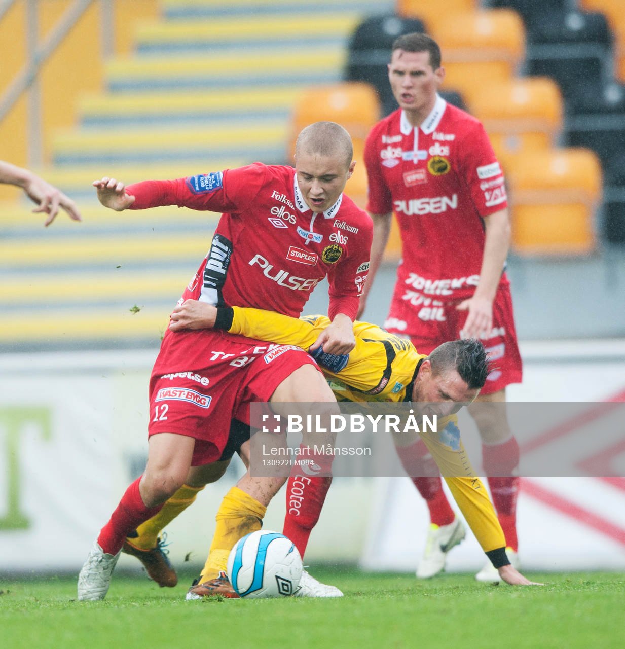 Fotboll, allsvenskan, Mjällby - Elfsborg: Elfsborgs mittbackar Sebastian Holmén och Jon Jönsson trycker ner Kristian Haynes, Mjällby