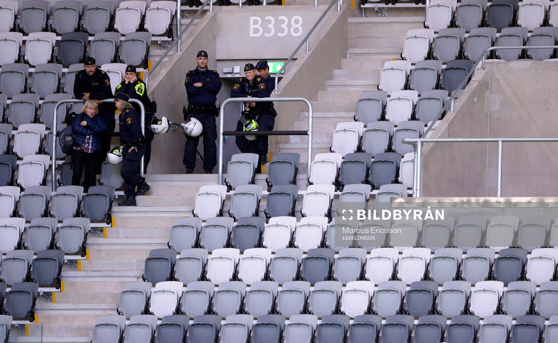 Poliser på övre etaget på Tele2 arena