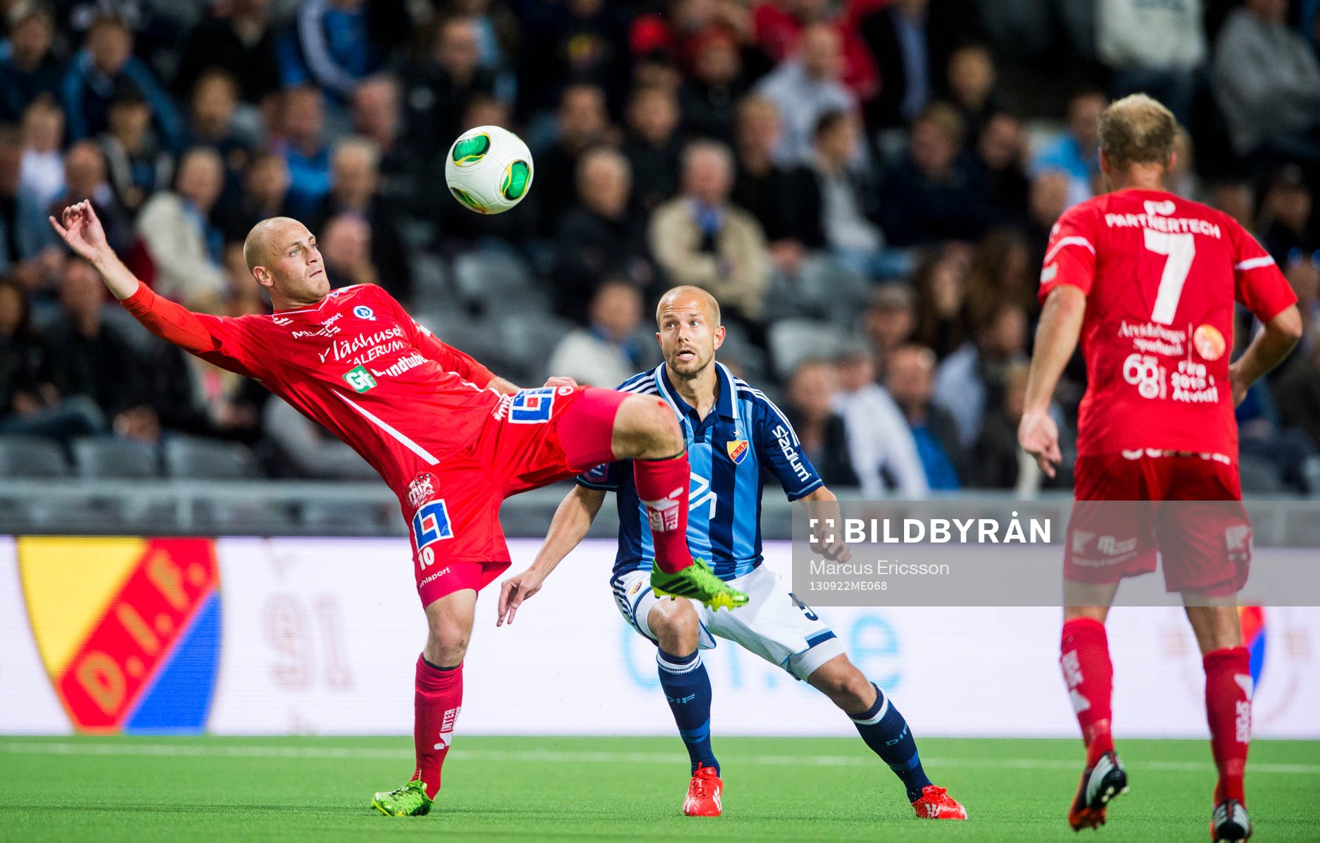 Åtvidabergs Daniel Sjölund tar emot boll framför