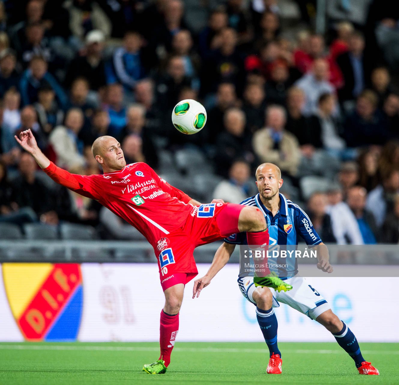 Åtvidabergs Daniel Sjölund tar emot boll framför