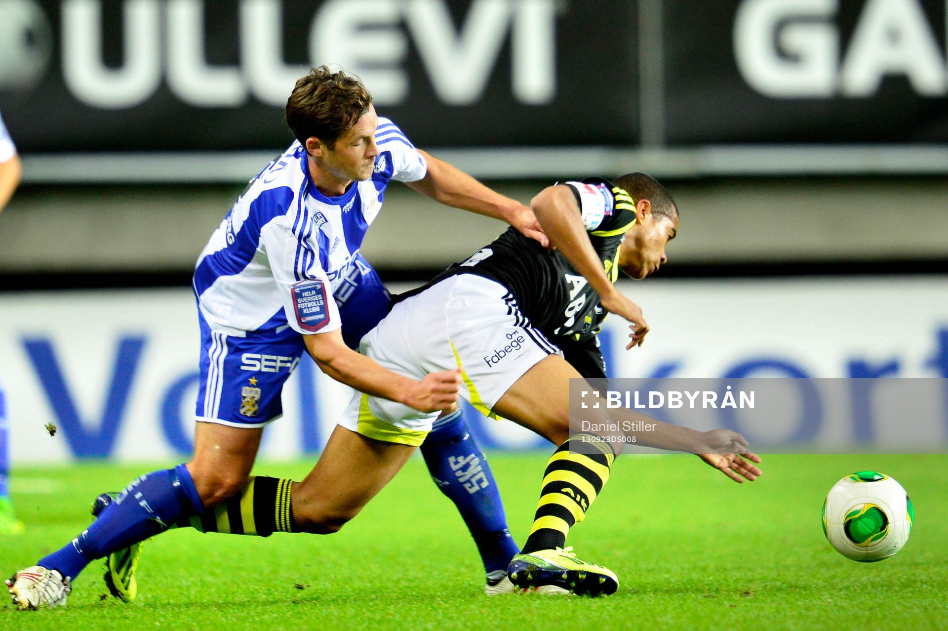 IFK Göteborgs Philip Haglund i kamp om bollen med AIK:s Robin Quaison under fotbollsmatchen i Allsvenskan mellan IFK Göteborg och AIK 23 september 2013 i Göteborg.