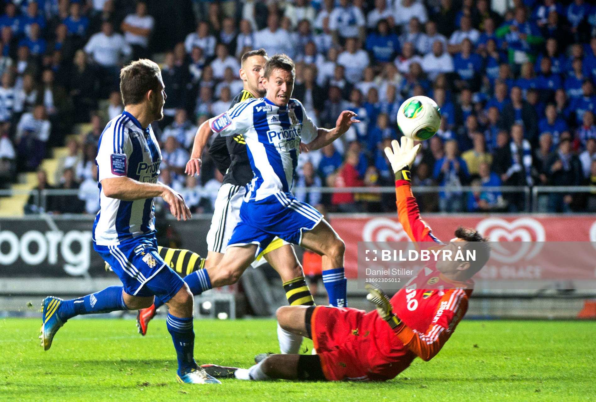 IFK Göteborgs Tobias Hysén gör 1-0 bakom AIKs målvakt