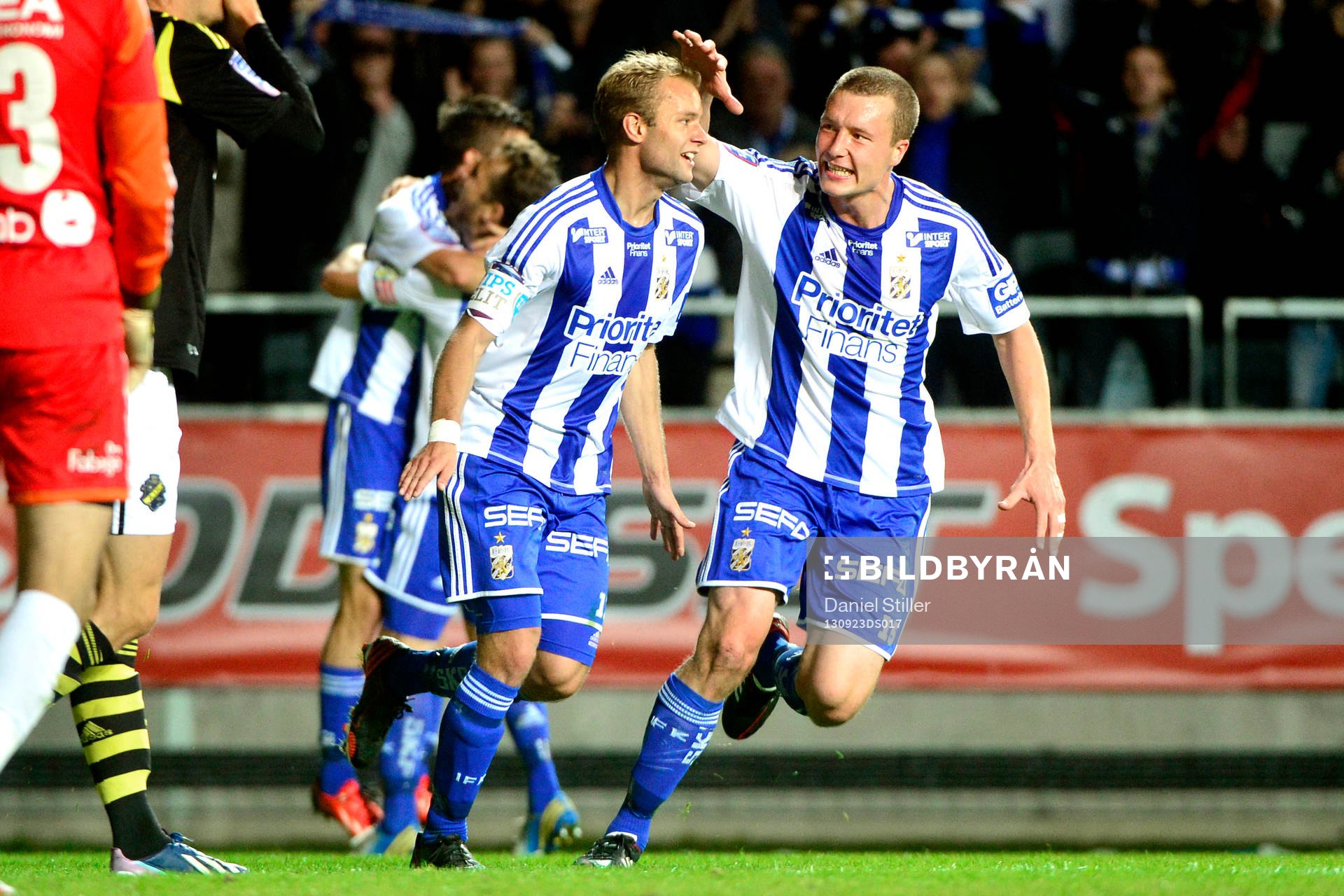 IFK Göteborgs Robin Söder klappas om av Jakob Johansson