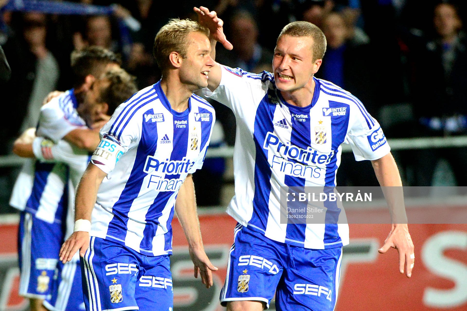 IFK Göteborgs Robin Söder klappas om av Jakob Johansson
