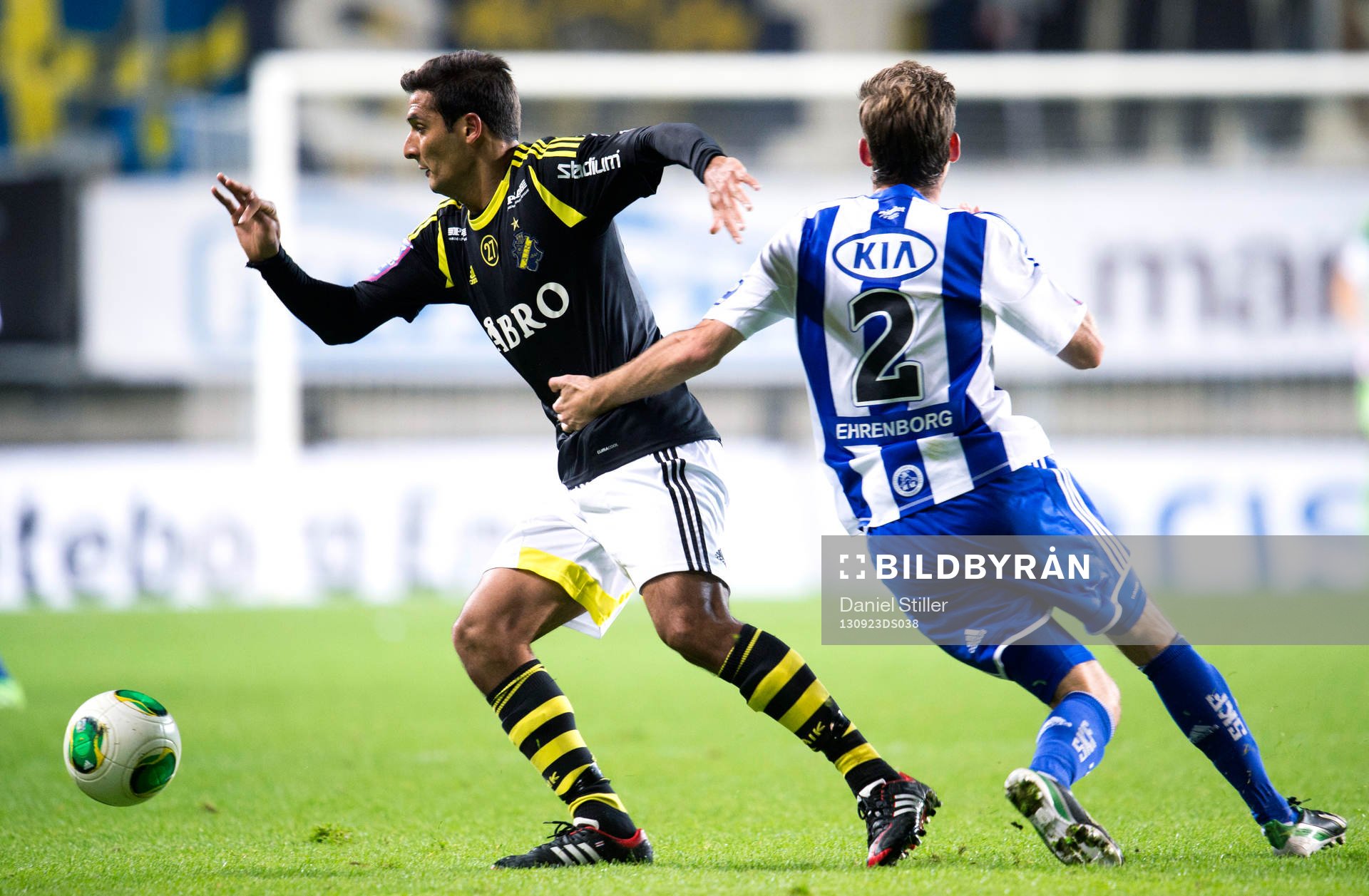 IFK Göteborgs Emil Salomonsson försöker fånga in AIKs
