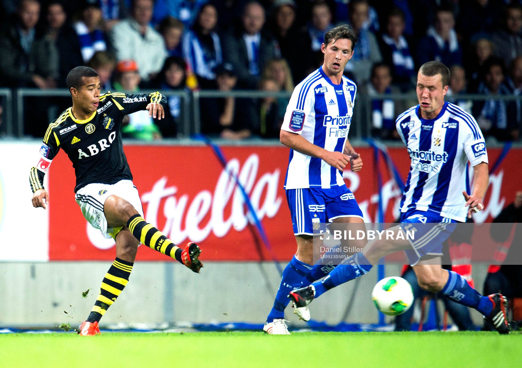 AIKs Robin Quaison slår bollen förbi IFK Göteborgs Jakob