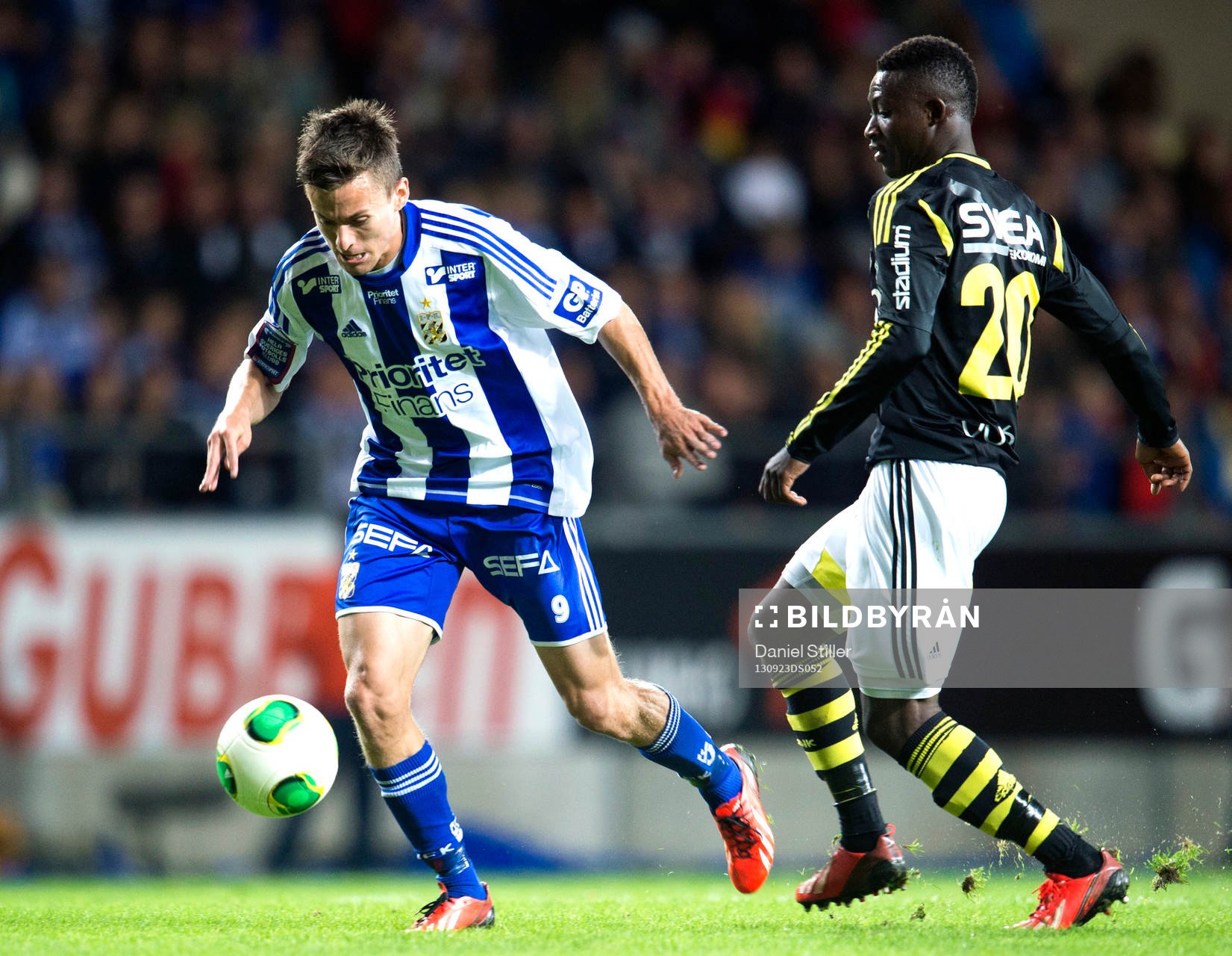 IFK Göteborgs Lasse Vibe går förbi AIKs Ibrahim Moro