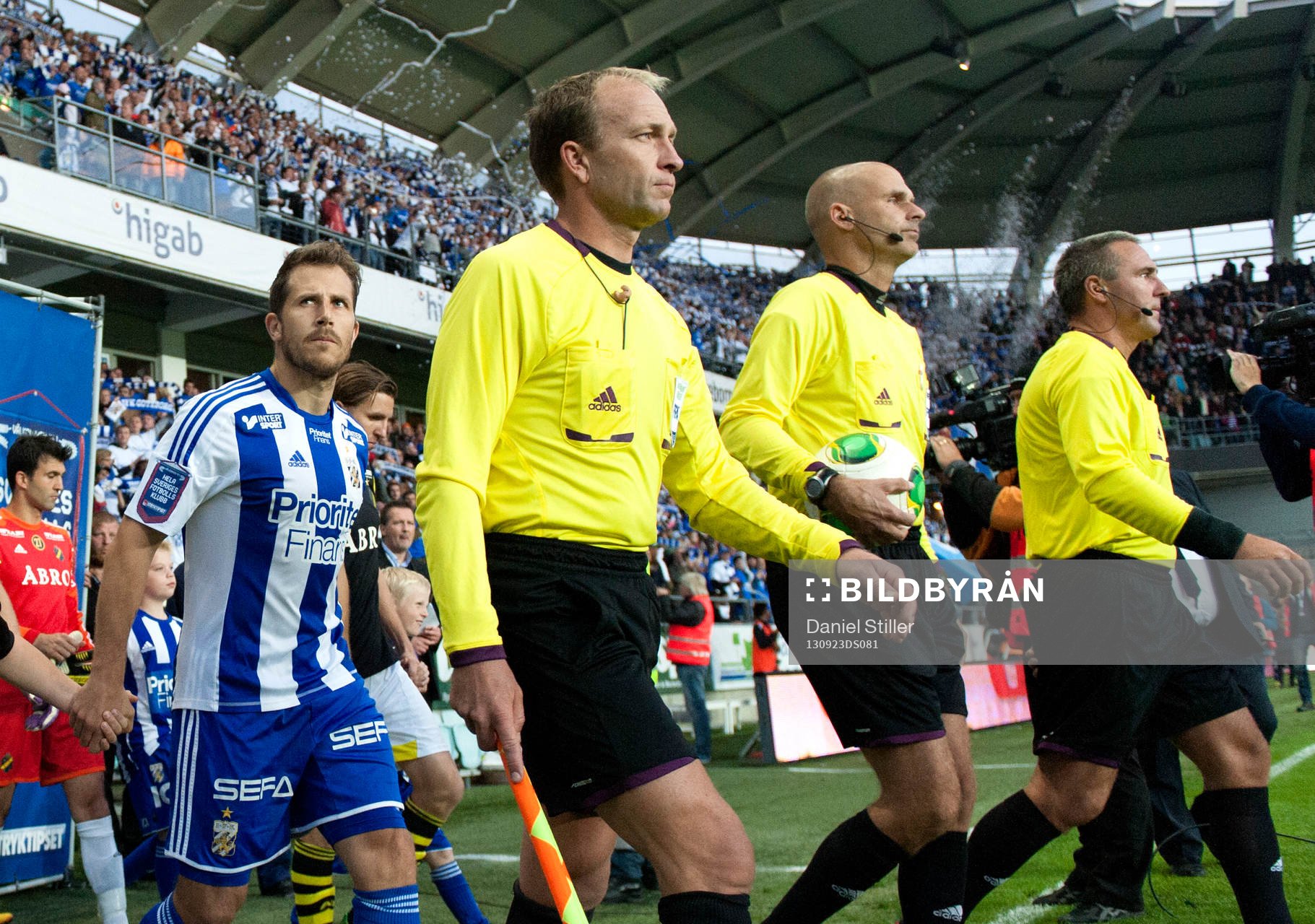 Domaren Fredrik Nilsson, tillsammans med huvuddomare Michael Lerjeus, tågar in framför IFK Göteborgs Tobias Hysén som senare skall göra ett mål som borde vinkats av för offside innan fotbollsmatchen i Allsvenskan mellan IFK Göteborg och AIK 23 september 2013 i Göteborg .