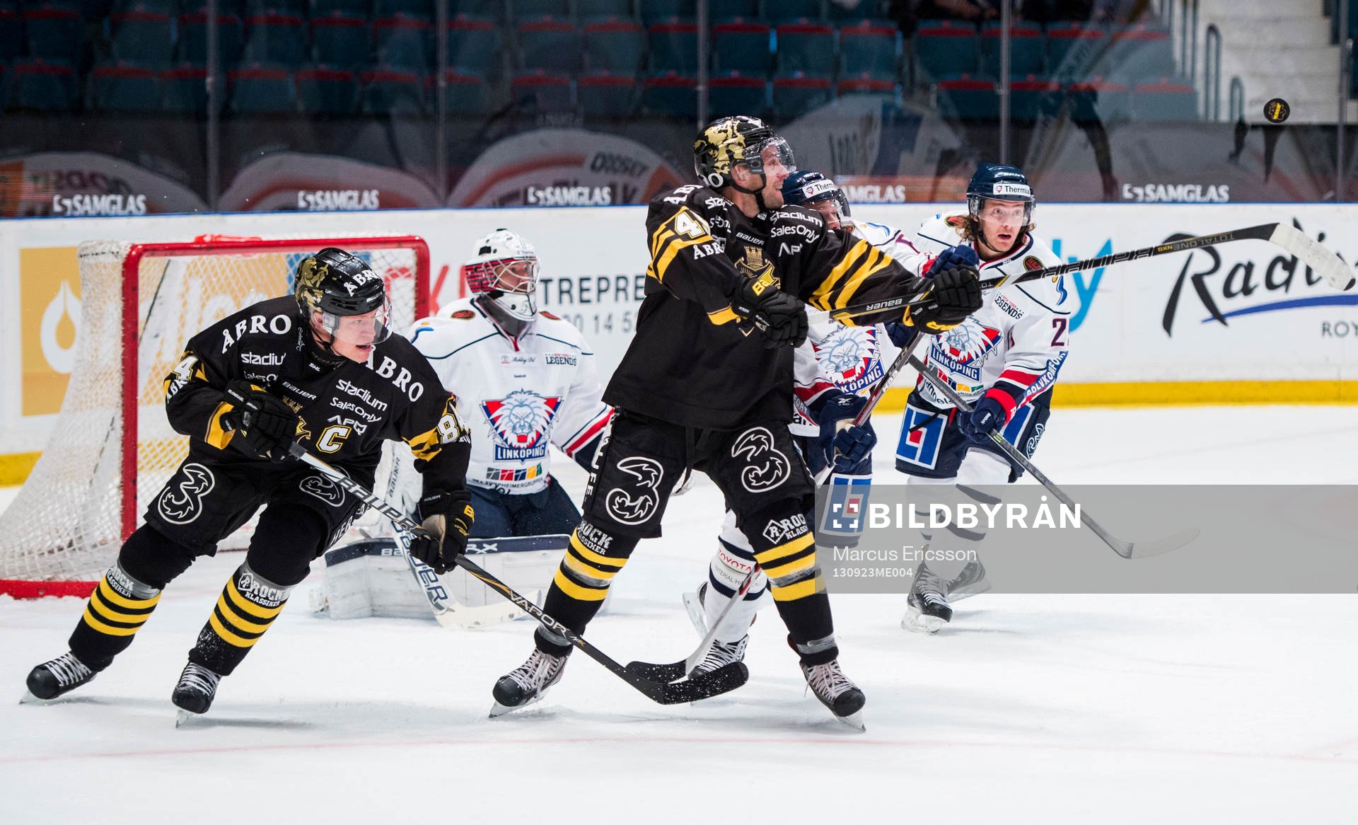s Patric Blomdahl och Oscar Steen jagar pucken framför