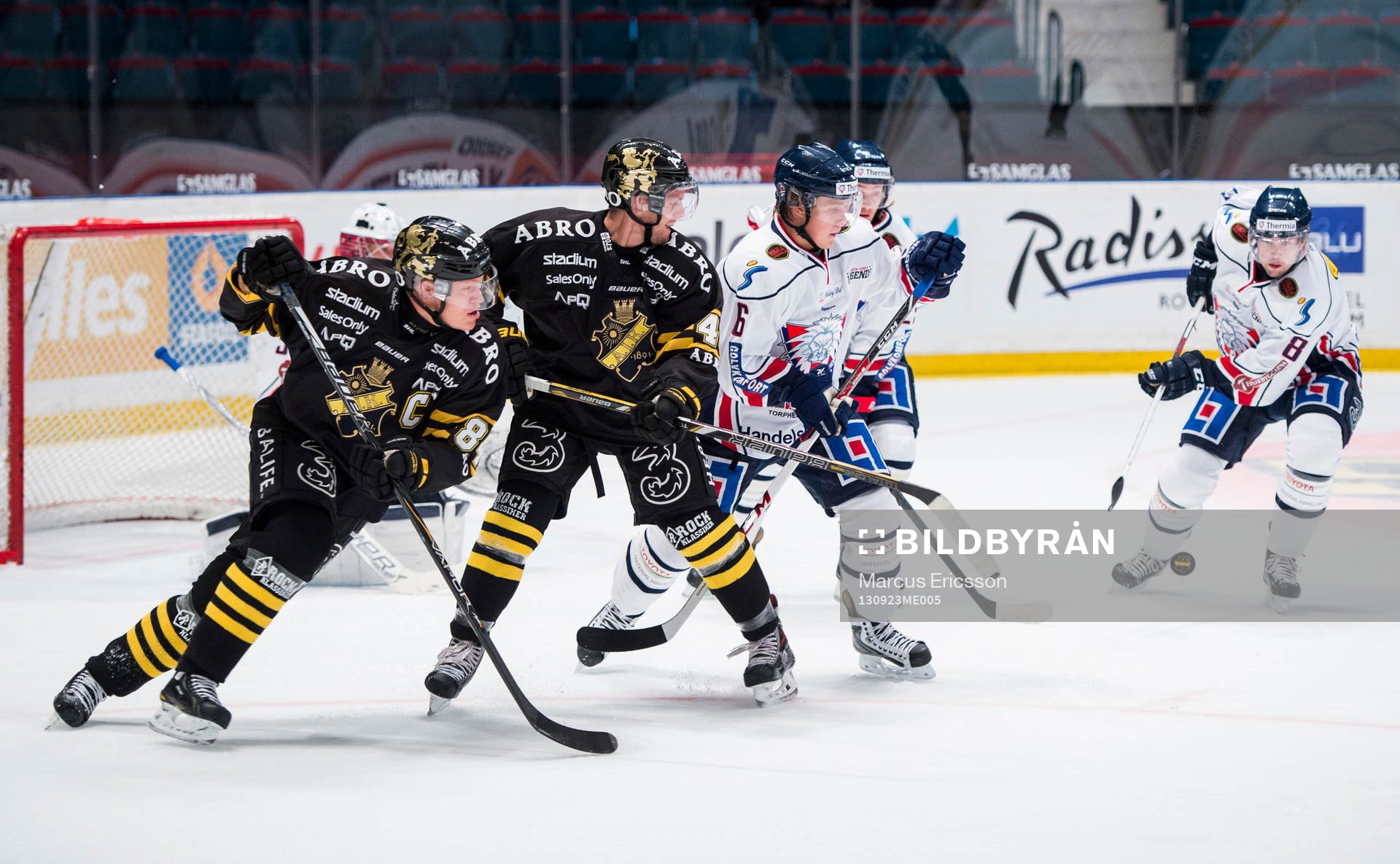 s Patric Blomdahl och Oscar Steen jagar pucken framför