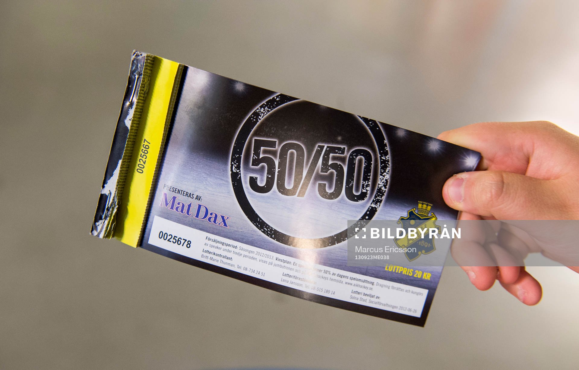 Försäljning av 50/50 lotter innan ishockeymatchen mellan