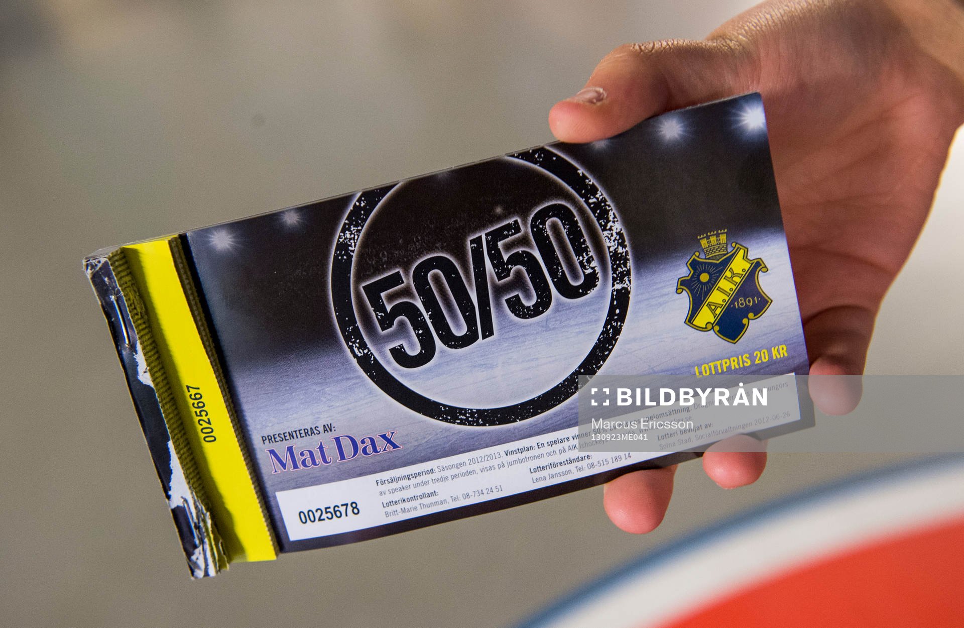 Försäljning av 50/50 lotter innan ishockeymatchen mellan
