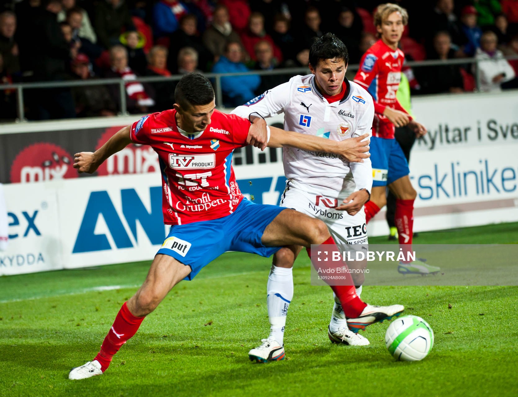 Kalmar:s Romario Pereira Sipiao kommer förbi Öster:s Elmin Nurkic under allsvenska matchen mellan Öster och Kalmar den 24 september 2013 i Växjö