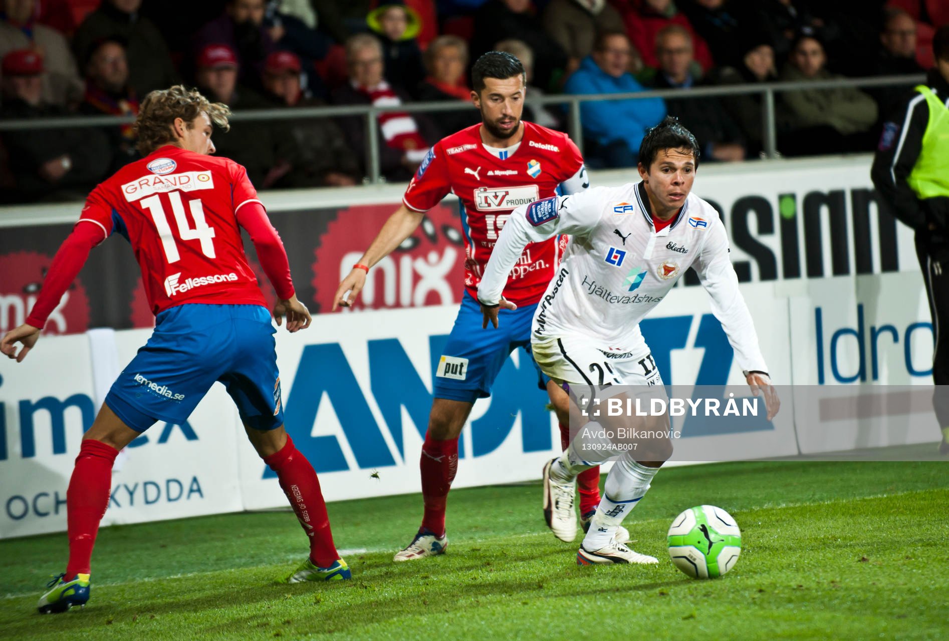 Kalmar:s Romario Pereira Sipiao kommer mellan Öster:s Alexander Henningsson och Denis Velic under allsvenska matchen mellan Öster och Kalmar den 24 september 2013 i Växjö