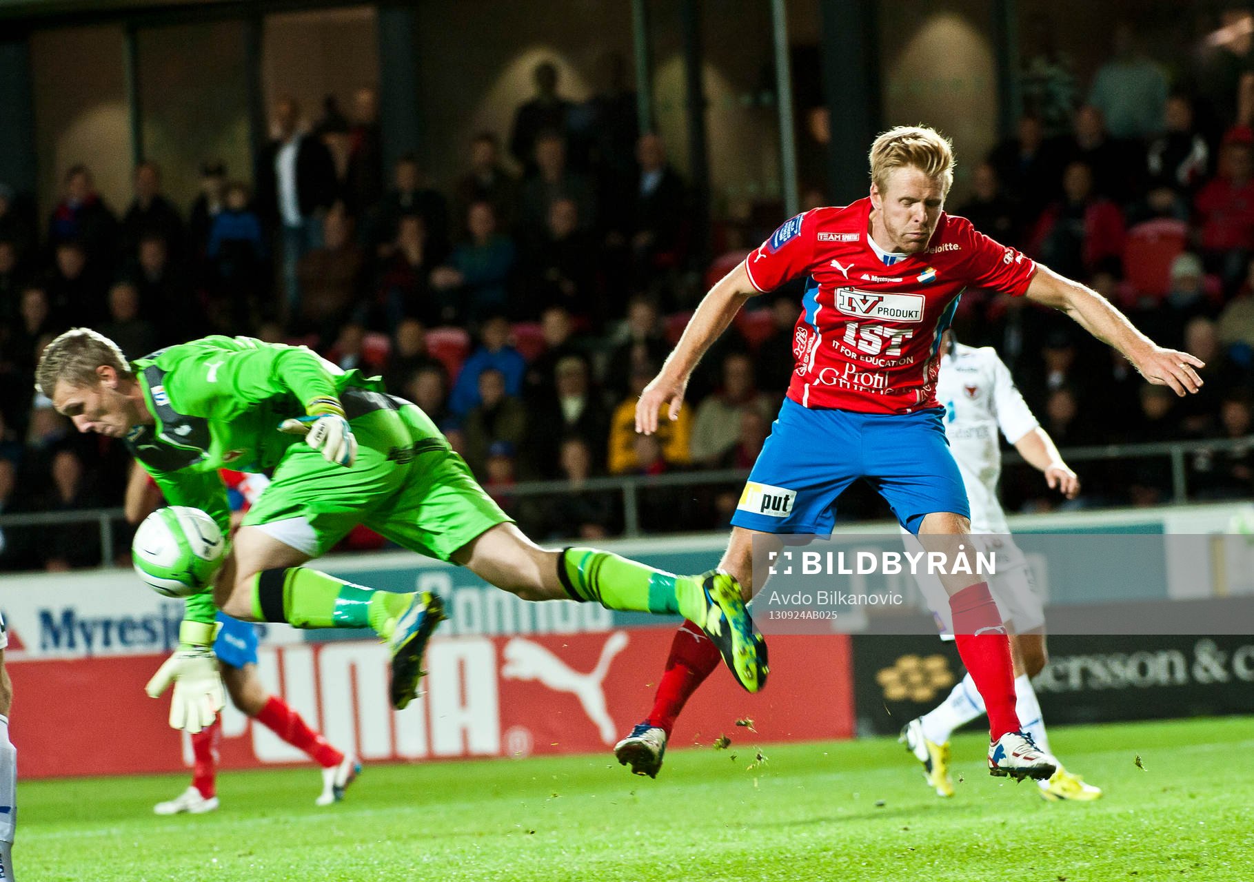 s målvakt Lars Cramer rensar framför Öster:s Josef Elvby