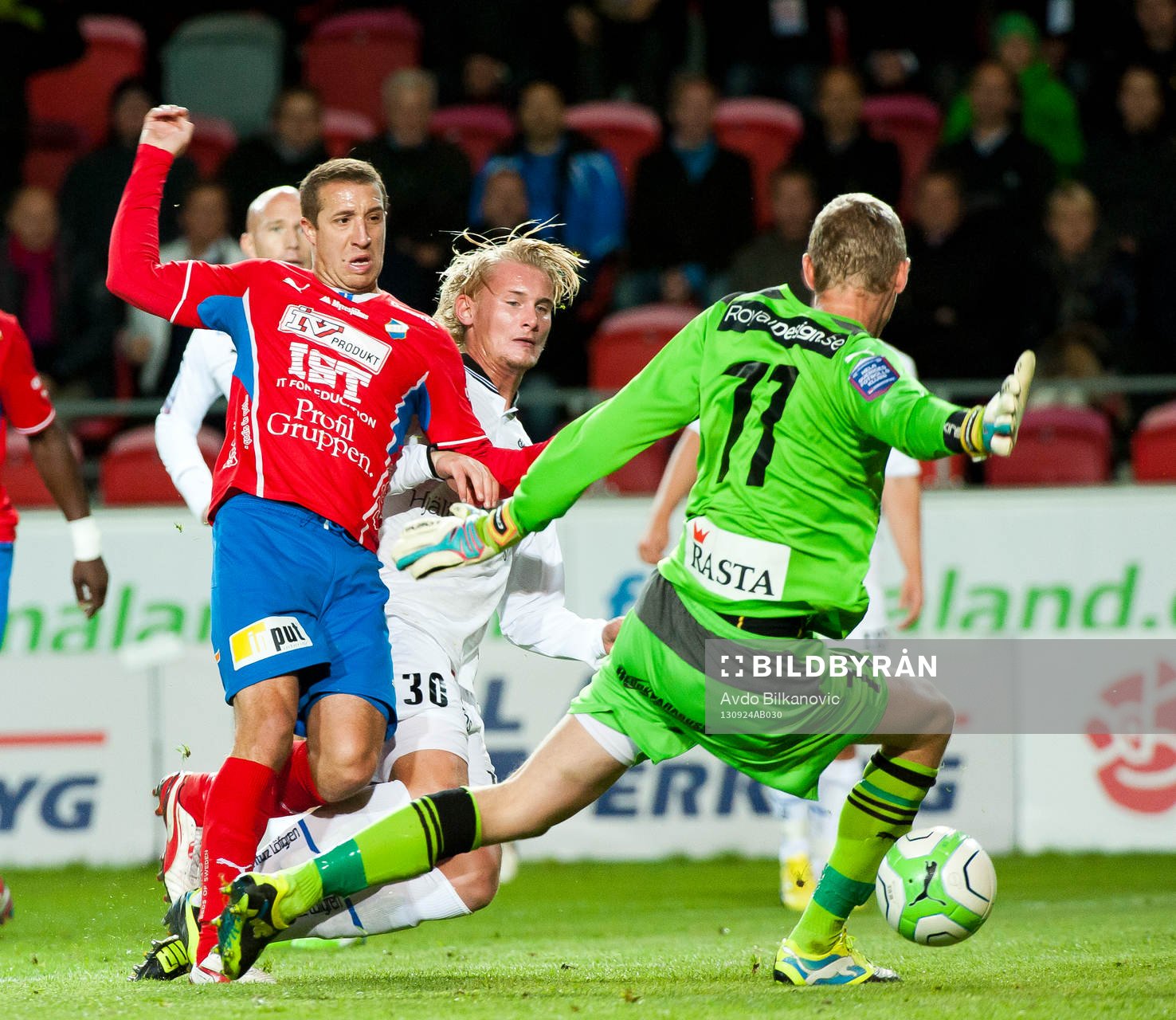 s Kenny Pavey och Kalmar:s målvakt Lars Cramer