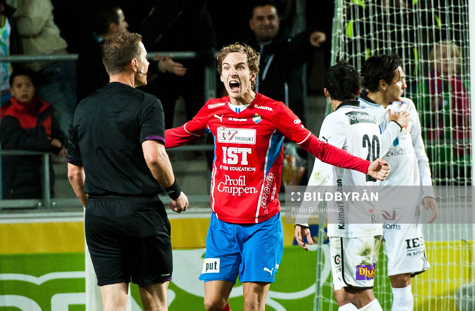 s Alexander Henningsson protesterar mot domare