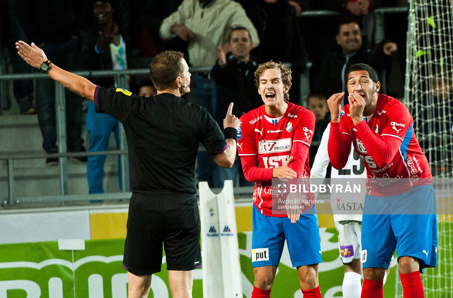 Öster:s Alexander Henningsson visar att Kalmar:s spelare har spelat med handen och Juan Robledo protesterar mot domare under allsvenska matchen mellan Öster och Kalmar den 24 september 2013 i Växjö