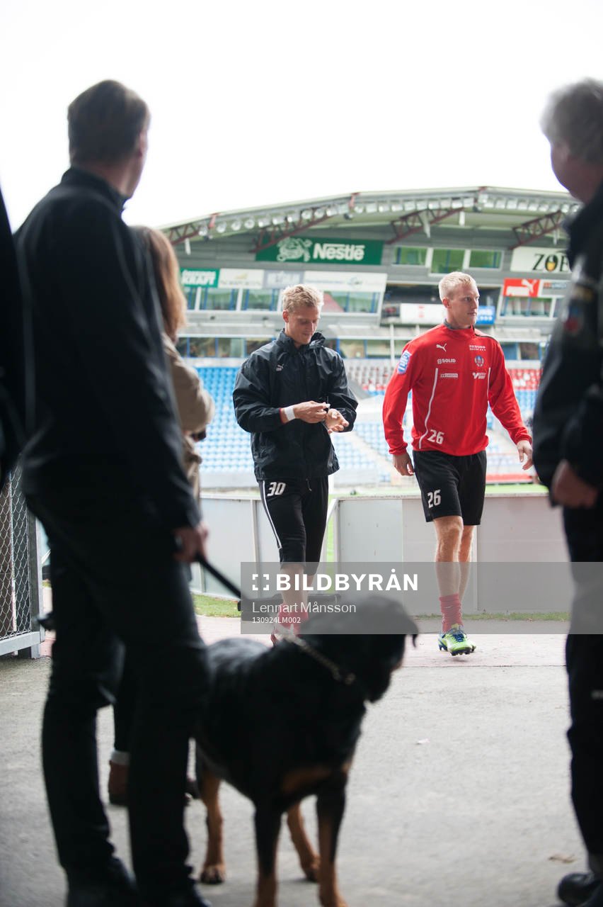 Peter Larsson och Pär Hanseon på väg ut till träningen