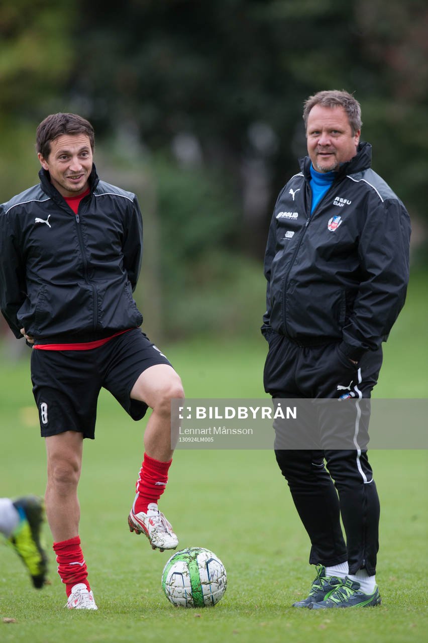 Roar Hansen, tränare och Ardian Gashi samspråkar på