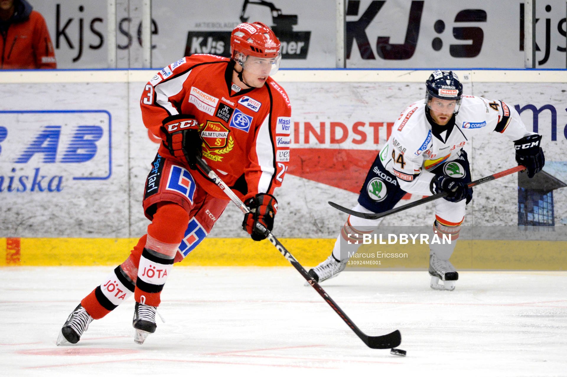 Almtunas Jesper Danielsson jagas av Djurgårdens  Tobias