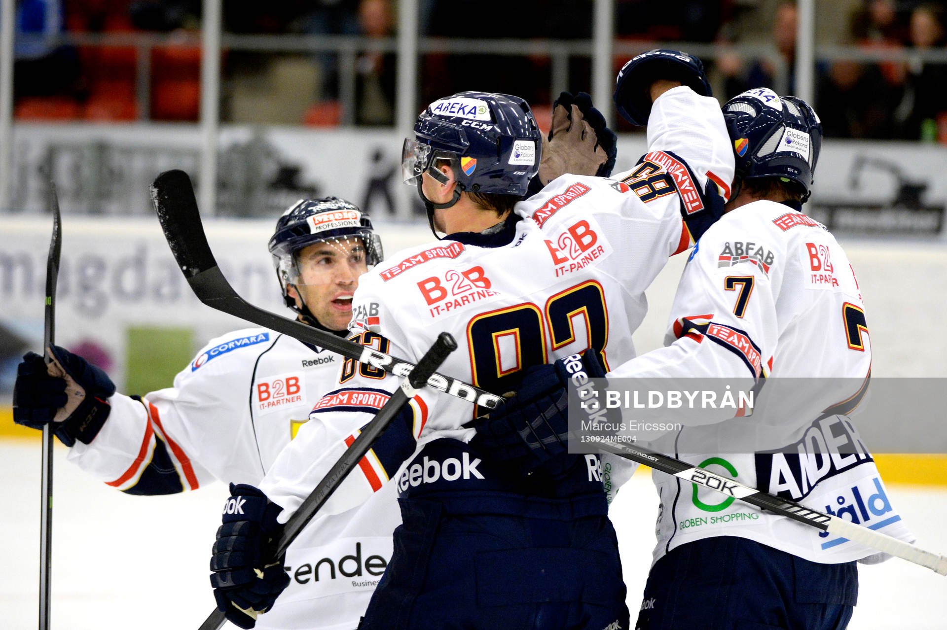 Djurgårdens Dustin Johner kramas om