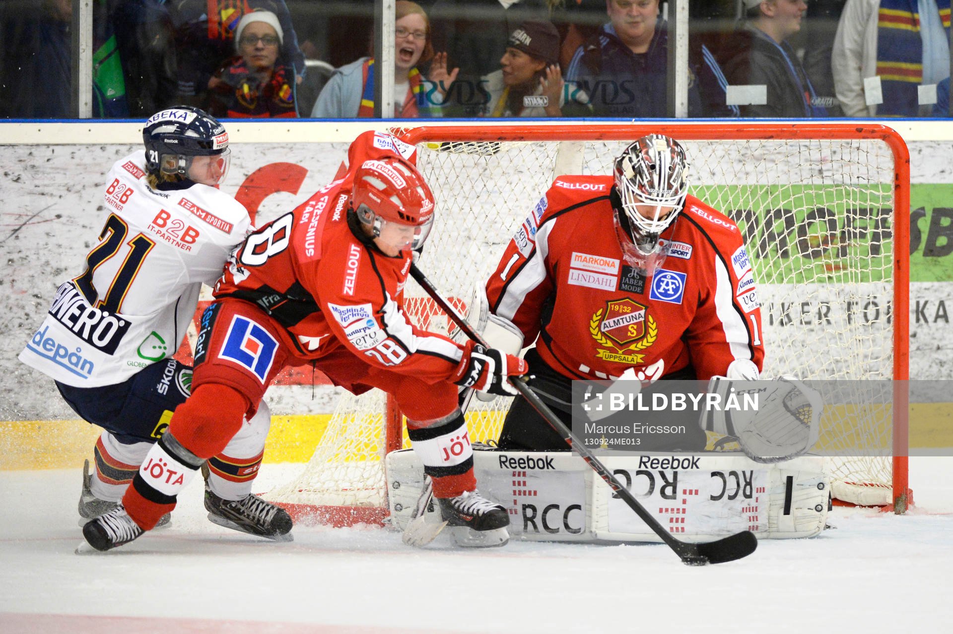 Djurgårdens Nicklas Heinerö pressar på framför Almtunas
