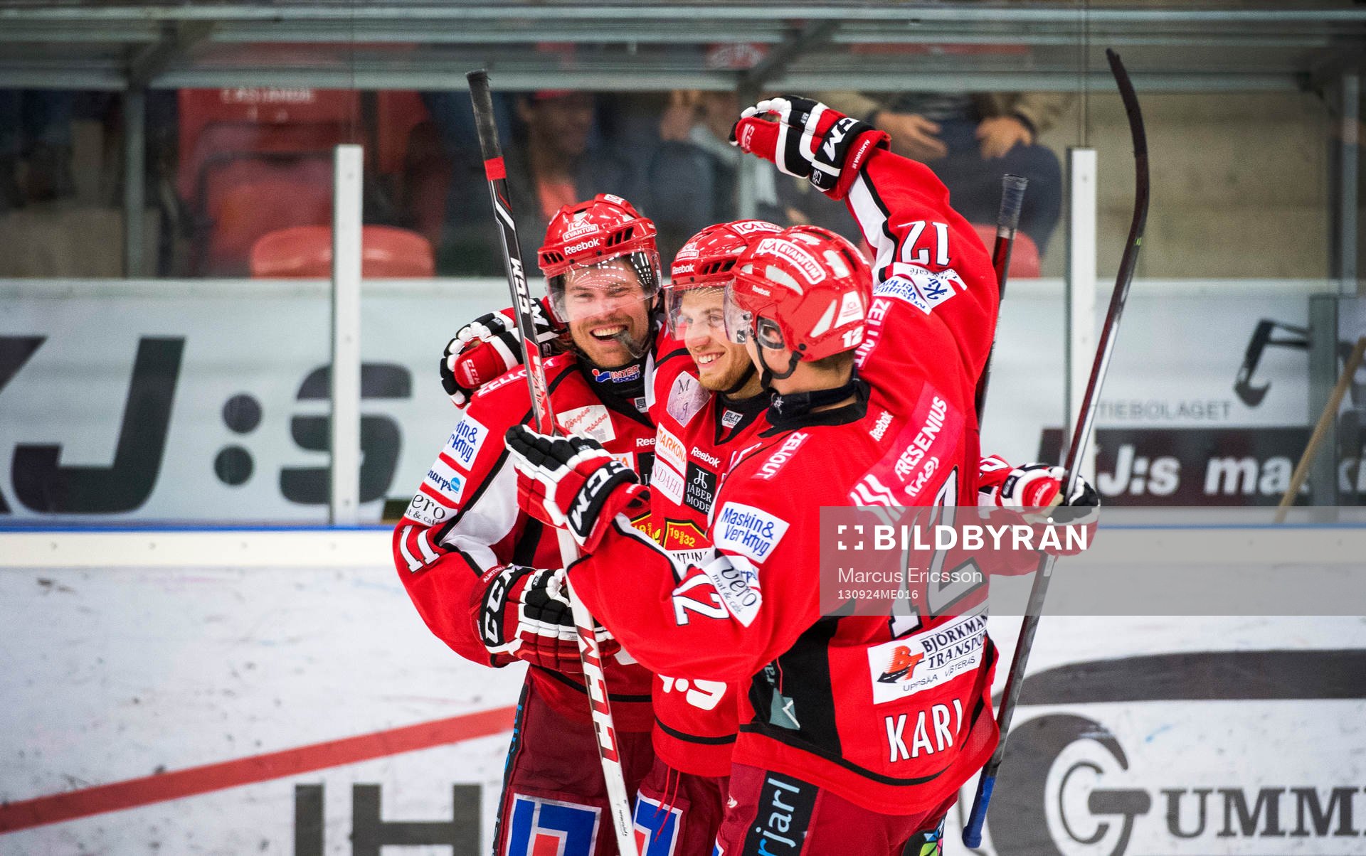 Almtunas Victor Rollin-Carlsson (mitten) firar sin straff