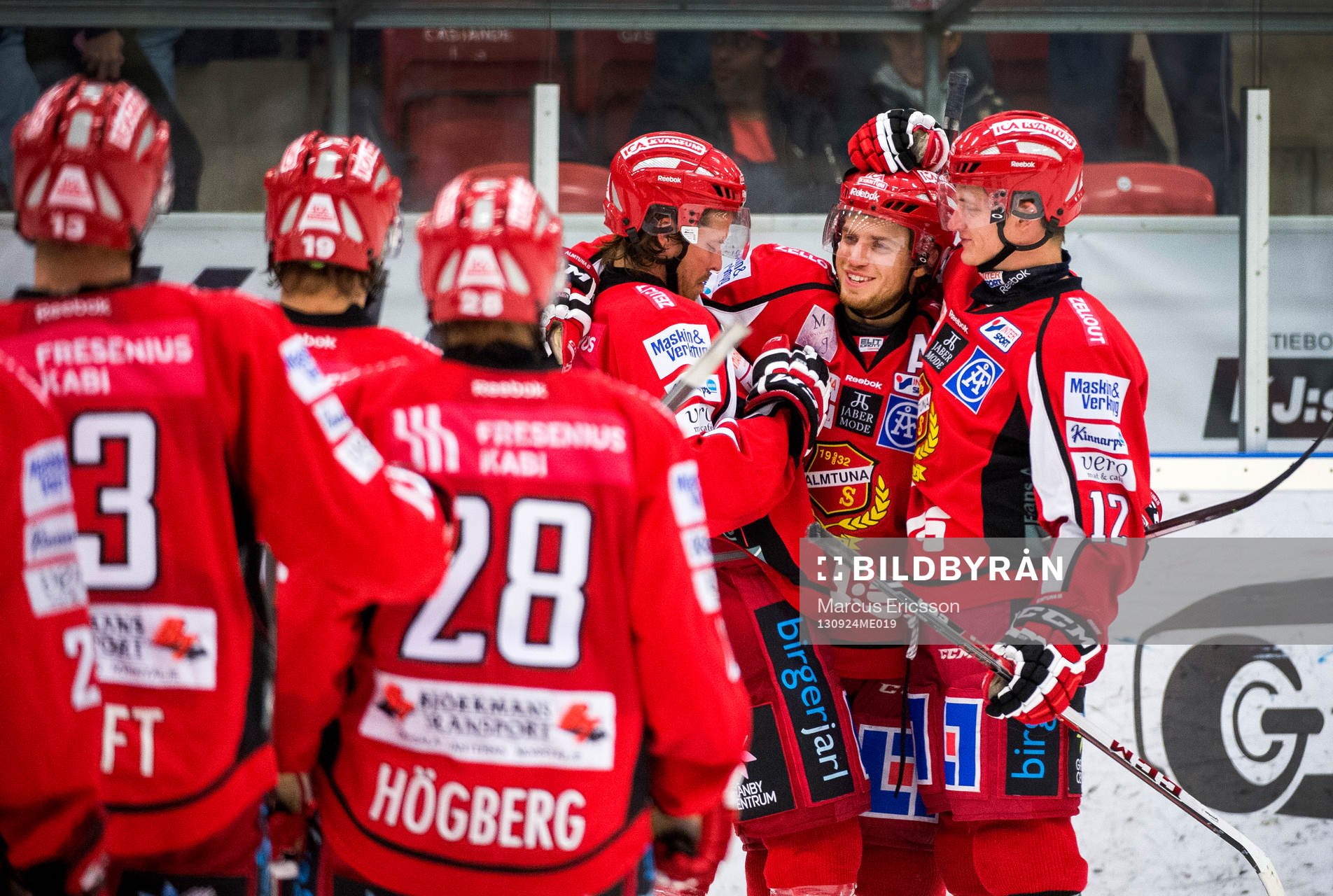 Almtunas Victor Rollin-Carlsson (mitten) firar sin straff