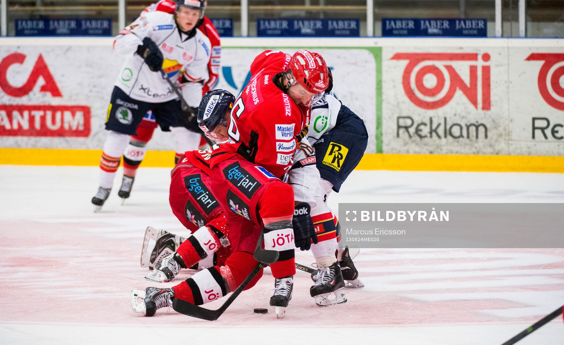 Almtunas Simon Löf vinner pucken mot Djurgårdens Michael