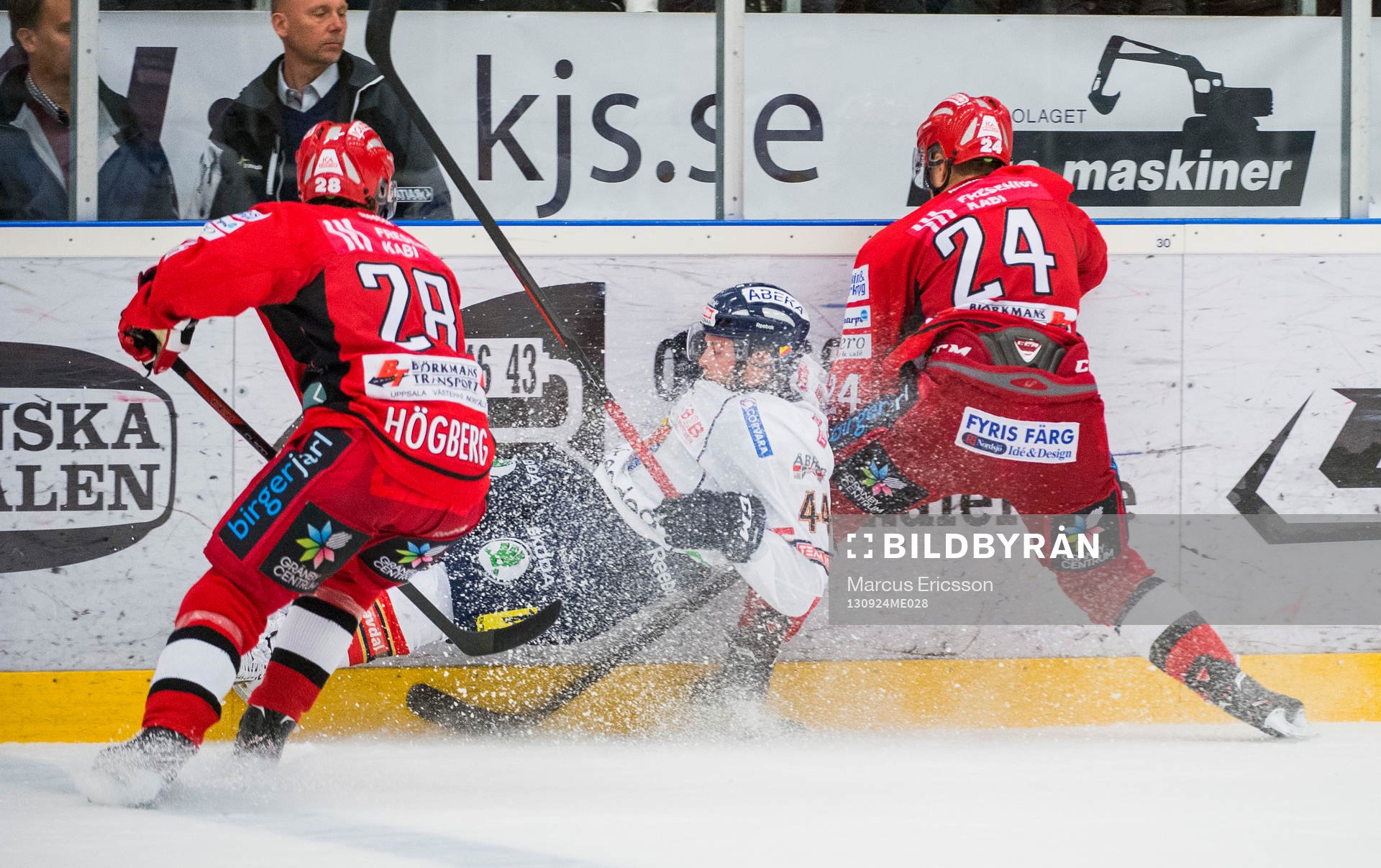 Djurgårdens Mattias Guter tacklas av Almtunas Tobias Hage