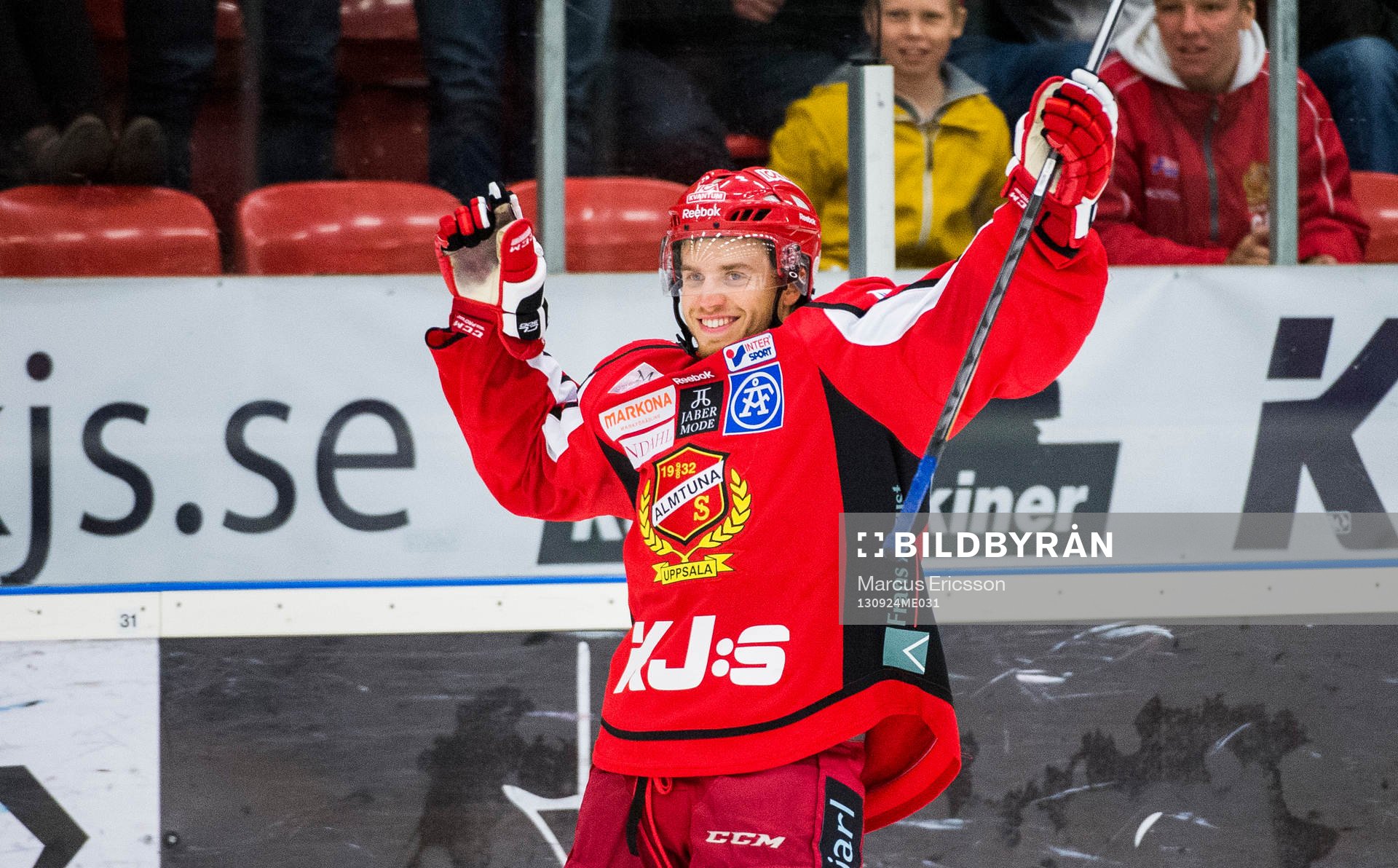 Almtunas Victor Rollin-Carlsson (mitten) firar sin straff