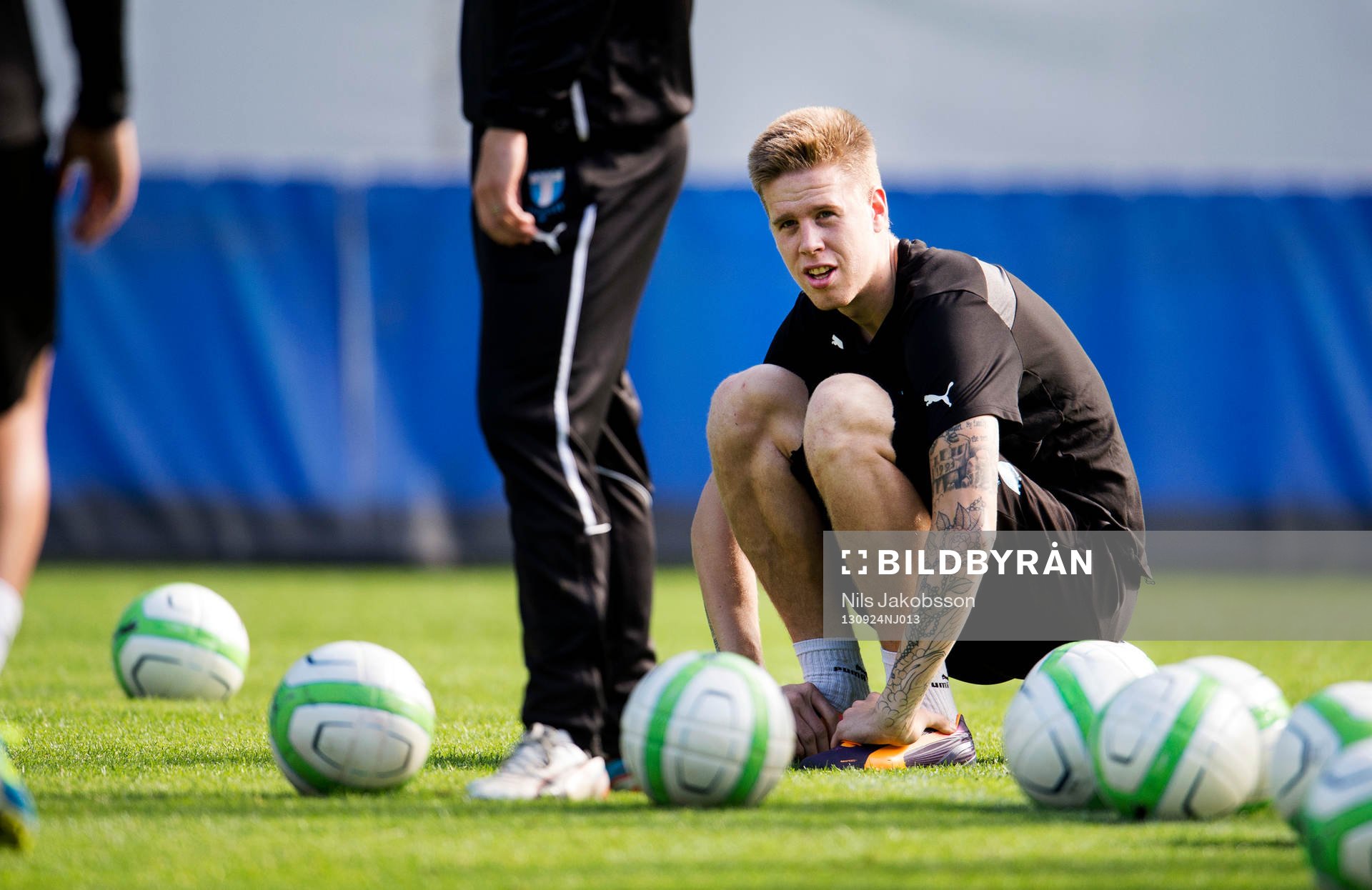 Malmö FFs Pontus Jansson sitter på en boll under träningen innan derbyt mot Helsingborg den 24 september 2013 i Malmö