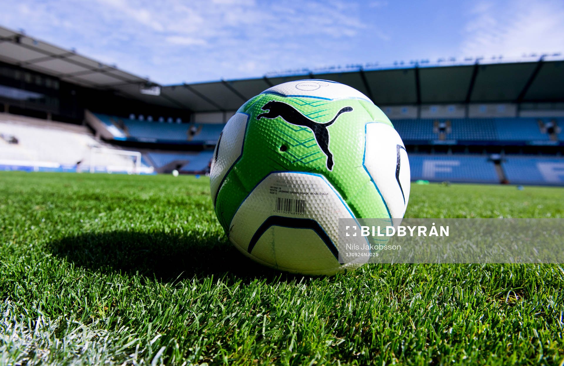 Malmö FFs bollar kommer från Puma under träningen innan derbyt mot Helsingborg den 24 september 2013 i Malmö
