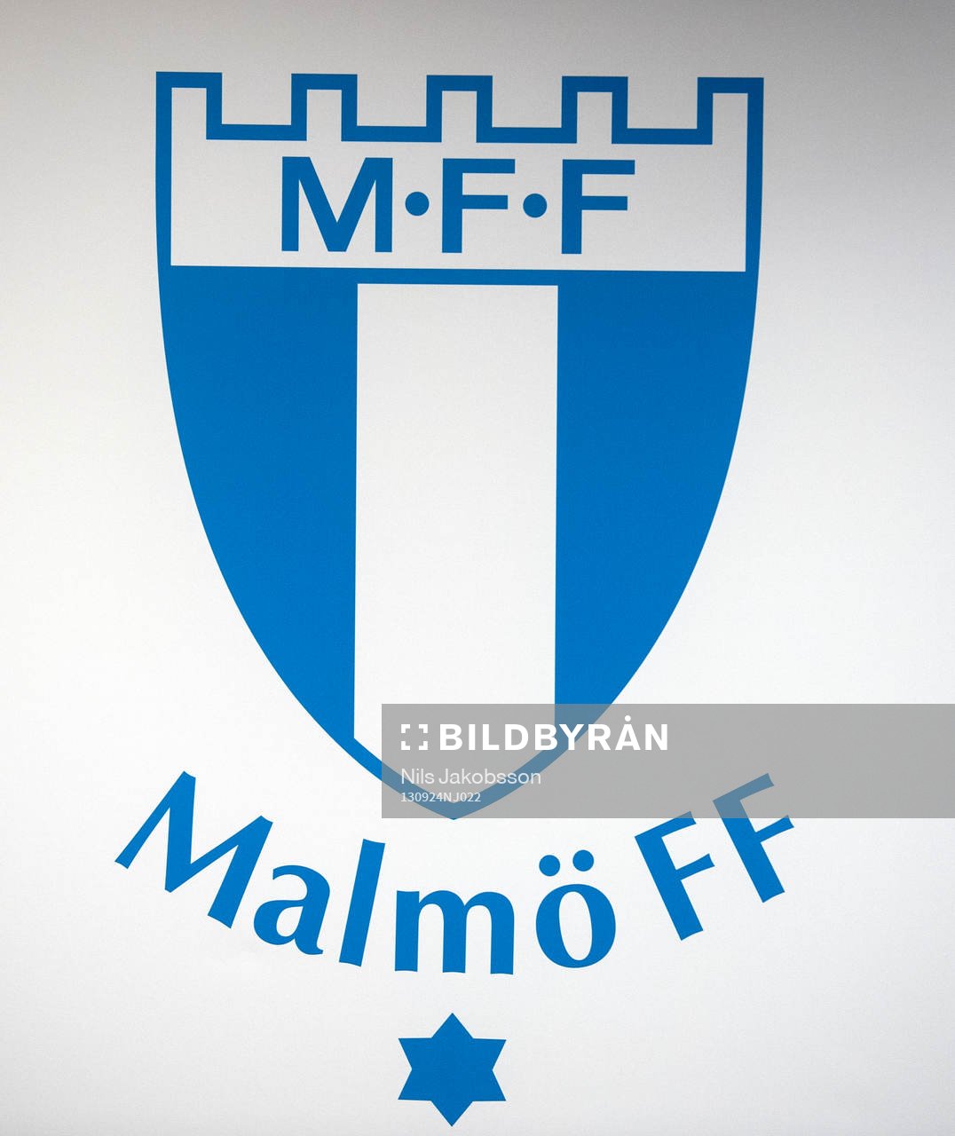 Malmö FFs klubbemblem innan träningen innan derbyt mot