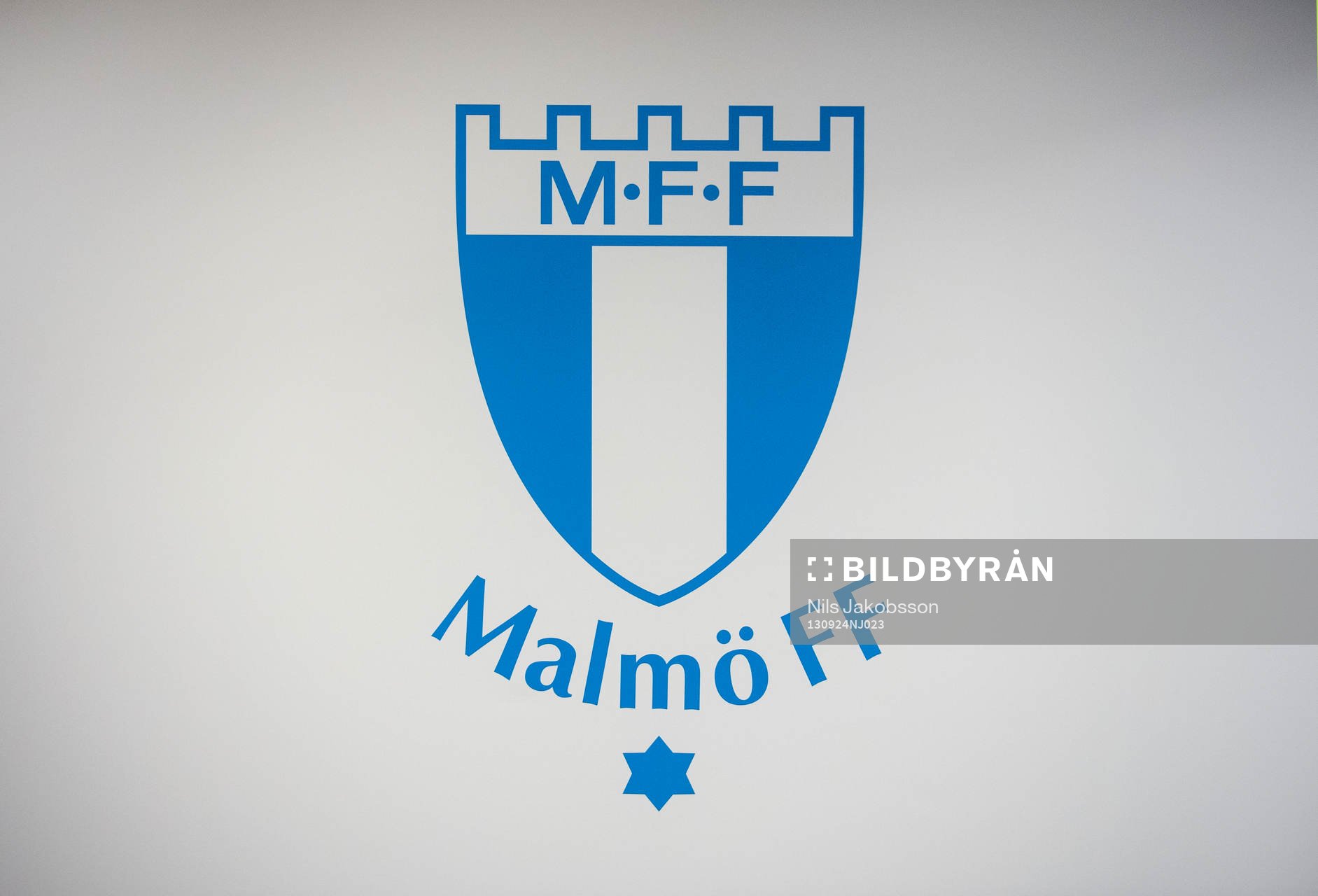 Malmö FFs klubbemblem innan träningen innan derbyt mot