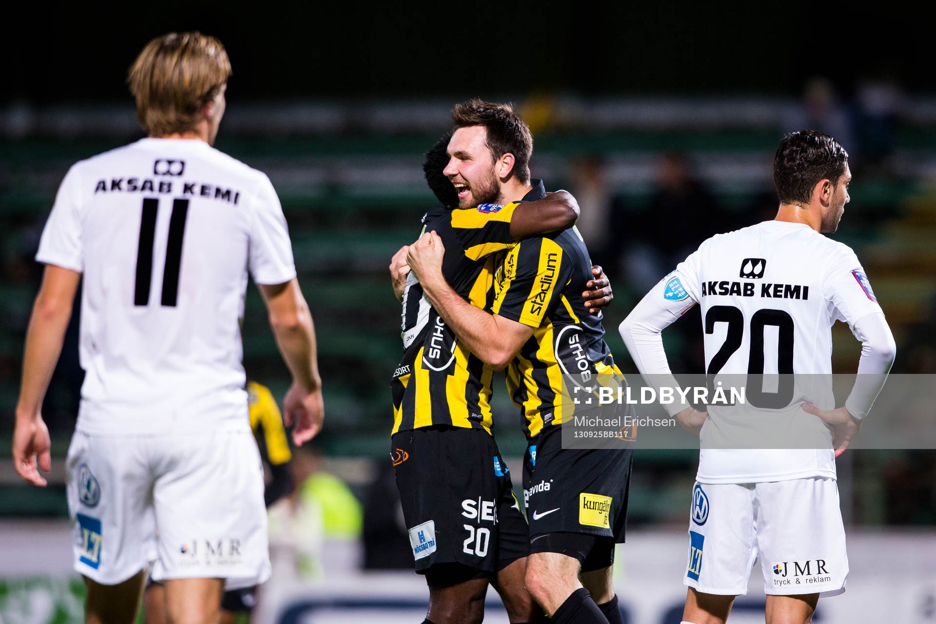 Häckens Mikolaj Lebedynski jublar ihop med Dominic Chatto