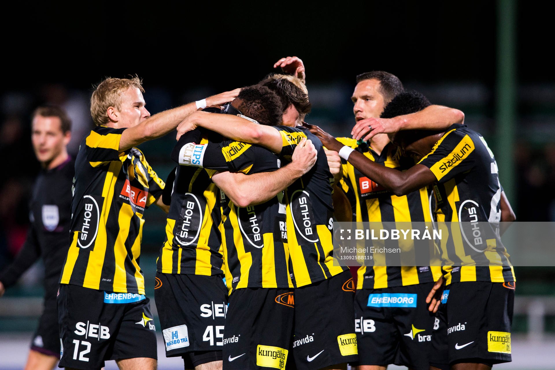 Häckens Mikolaj Lebedynski omfamnas