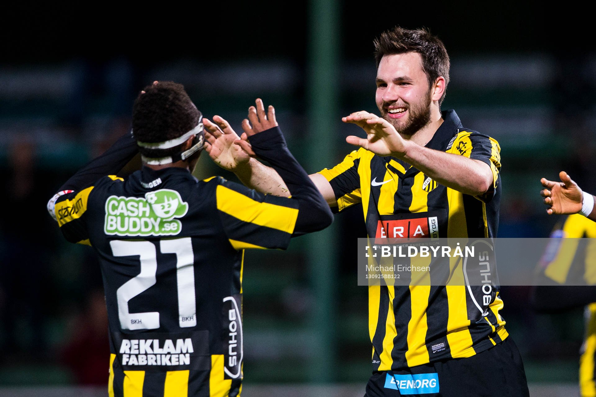 Häckens Nasiru Mohammed jublar ihop med målskytten Mikolaj Lebedynski under fotbollsmatchen i Allsvenskan mellan Häcken - Syrianska den 25 september 2013 i Göteborg.