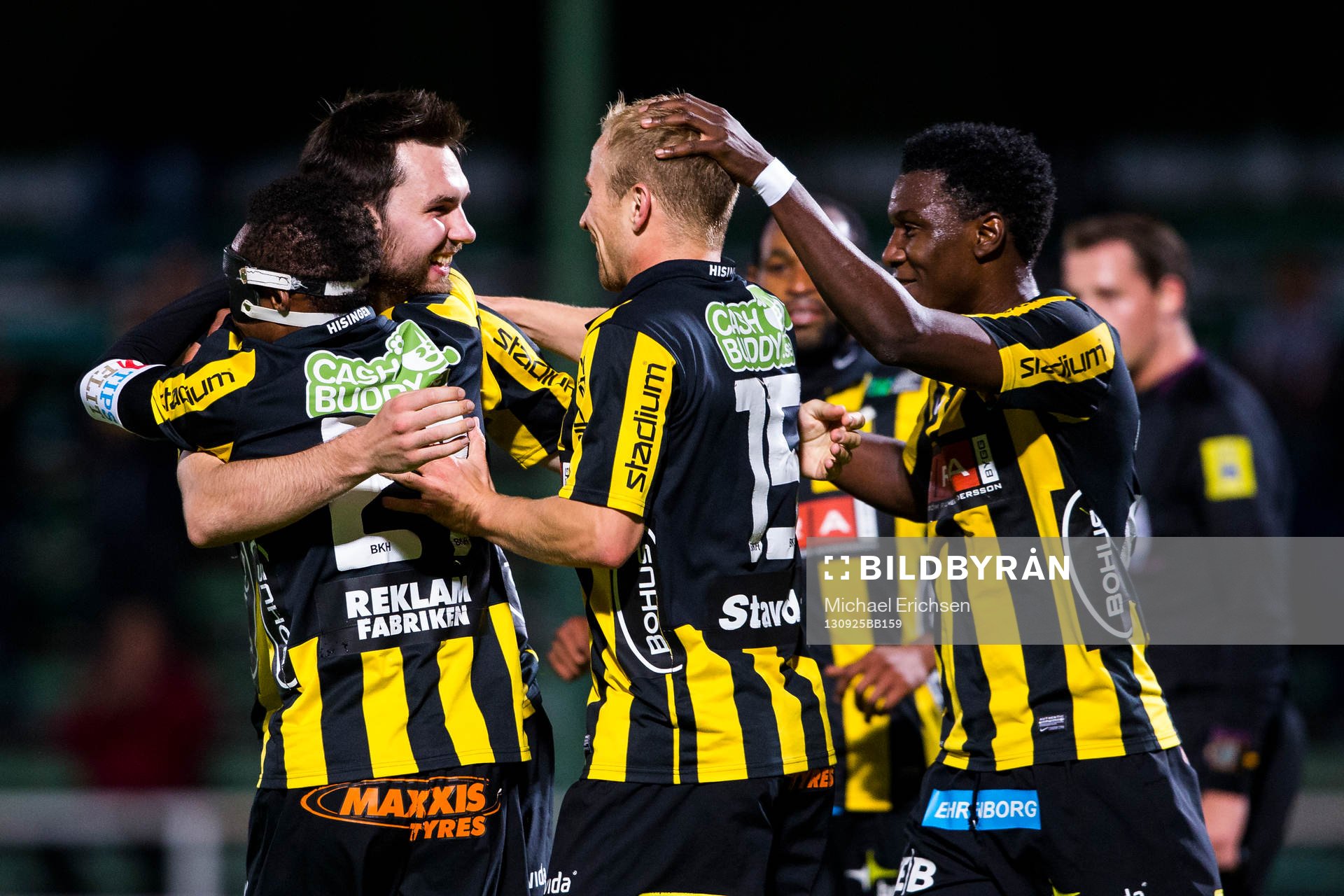 Häckens Mikolaj Lebedynski omfamnas