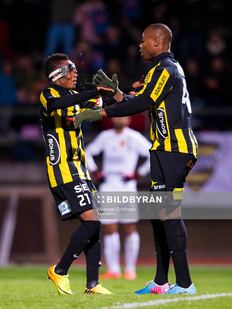 Häckens Nasiru Mohammed gör high five med 3-0 målskytten