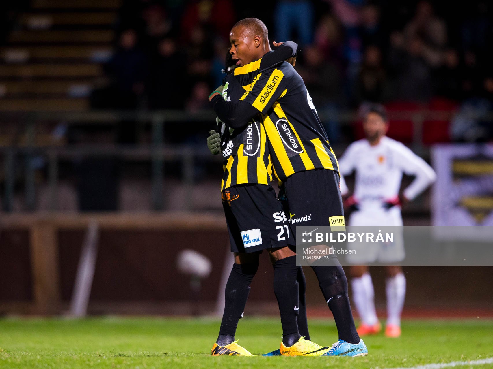 Häckens Nasiru Mohammed kramar om 3-0 målskytten Carlos Strandberg under fotbollsmatchen i Allsvenskan mellan Häcken - Syrianska den 25 september 2013 i Göteborg.