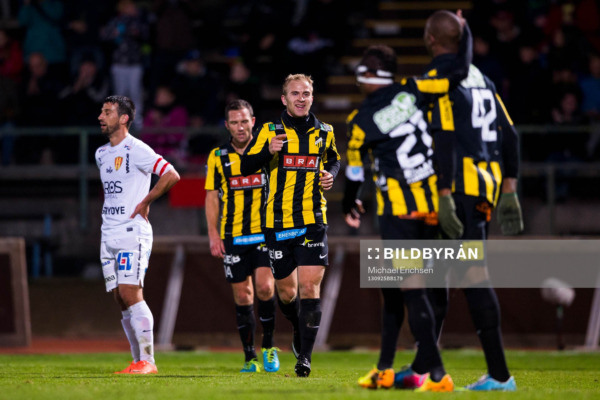 Häckens Kari Arkivuo springer fram för att gratulera 3-0