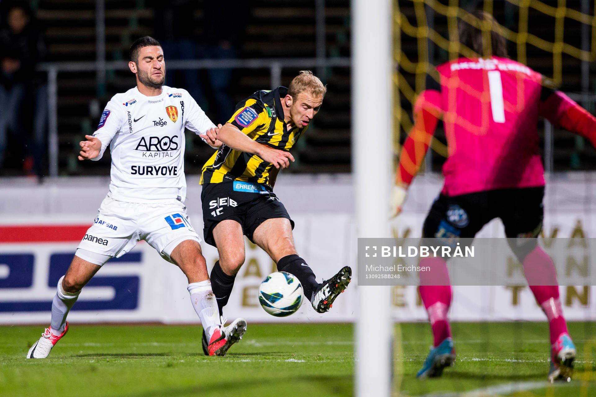 Häckens Kari Arkivuo spelar fram till 1-0