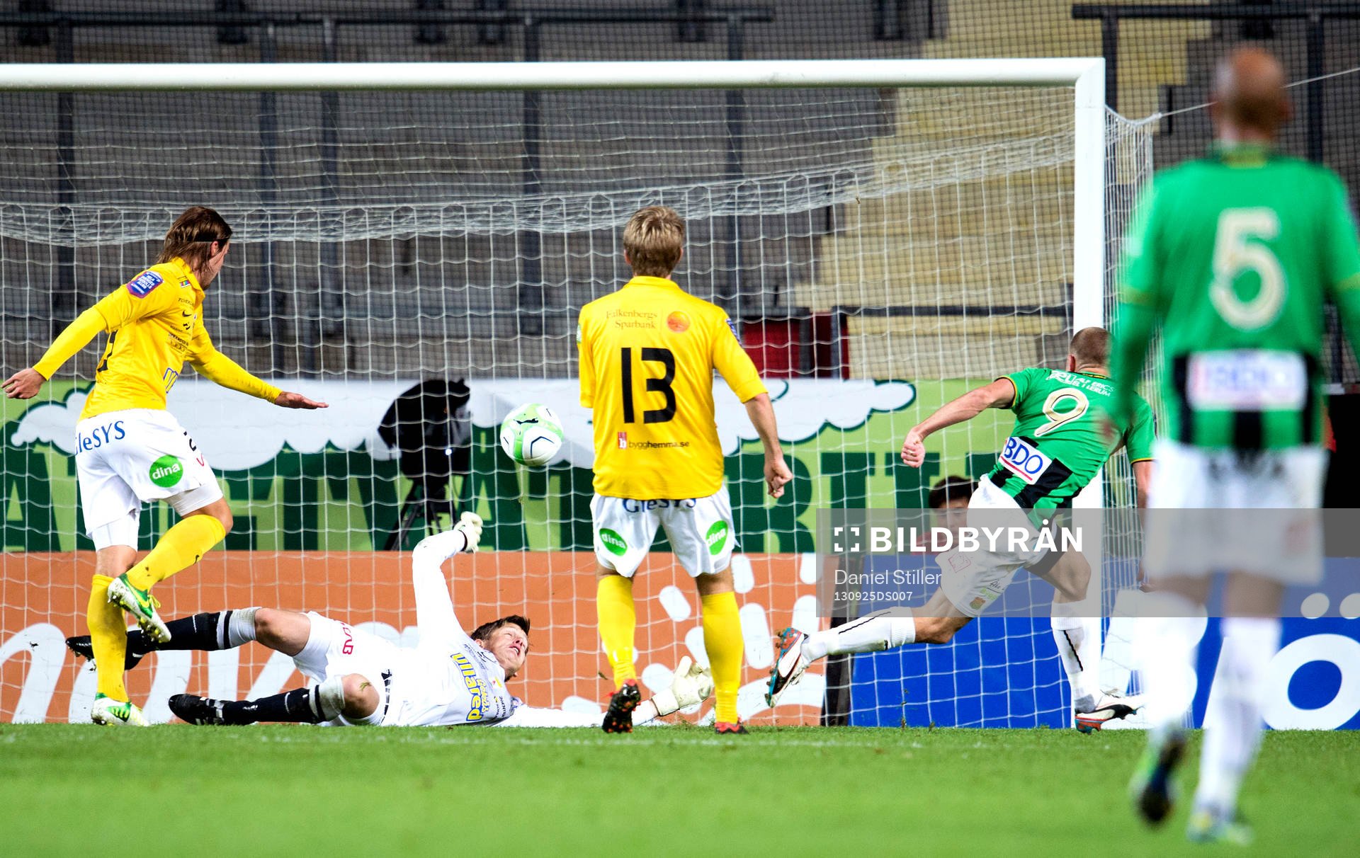 GAIS Joel Johansson gör 1-1 bakom Falkenbergs målvakt