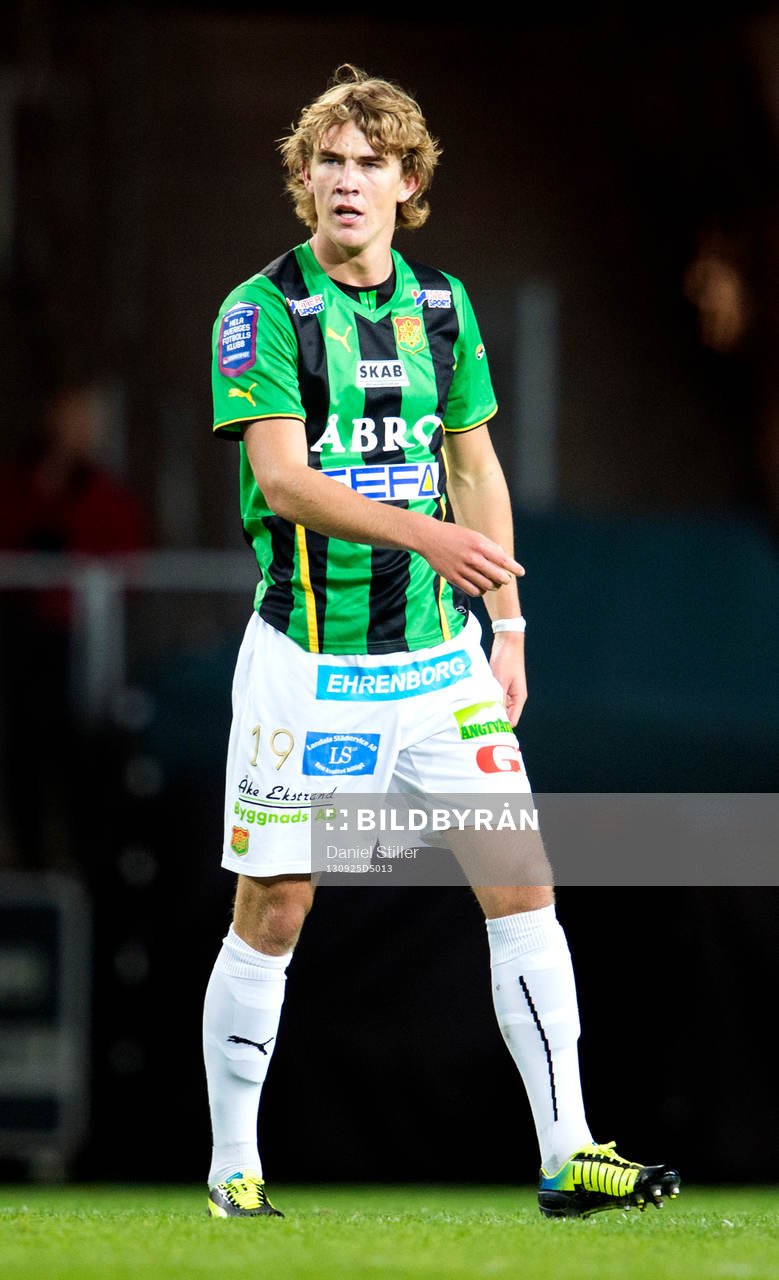 GAIS Fredrik Jonsson gör matchens sista mål vilket betyder vinst med 3-1under fotbollsmatchen i Superettan mellan Gais och Falkenberg 25 september 2013 i Göteborg .