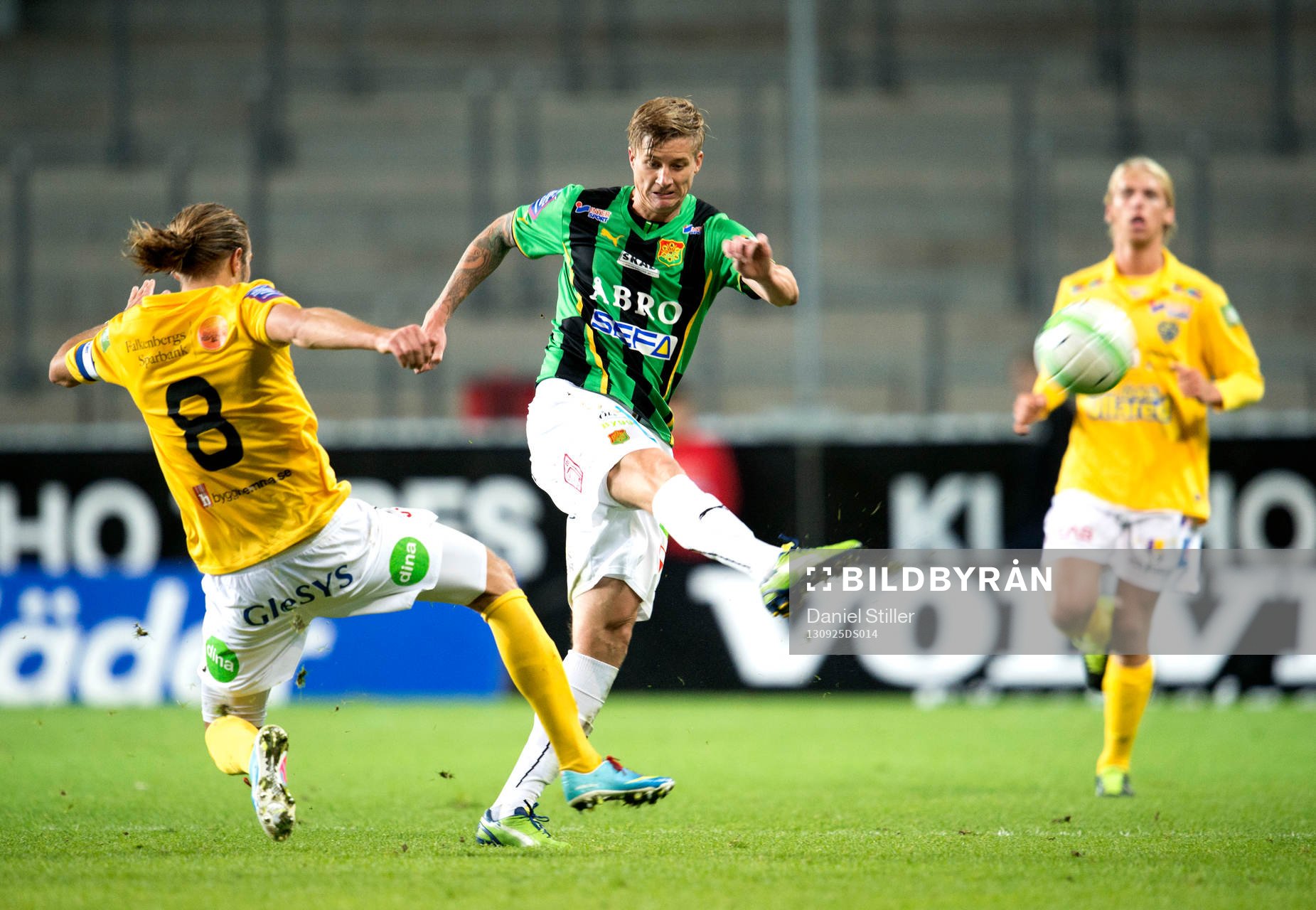 GAIS Andreas Drugge rensar undan bollen framför