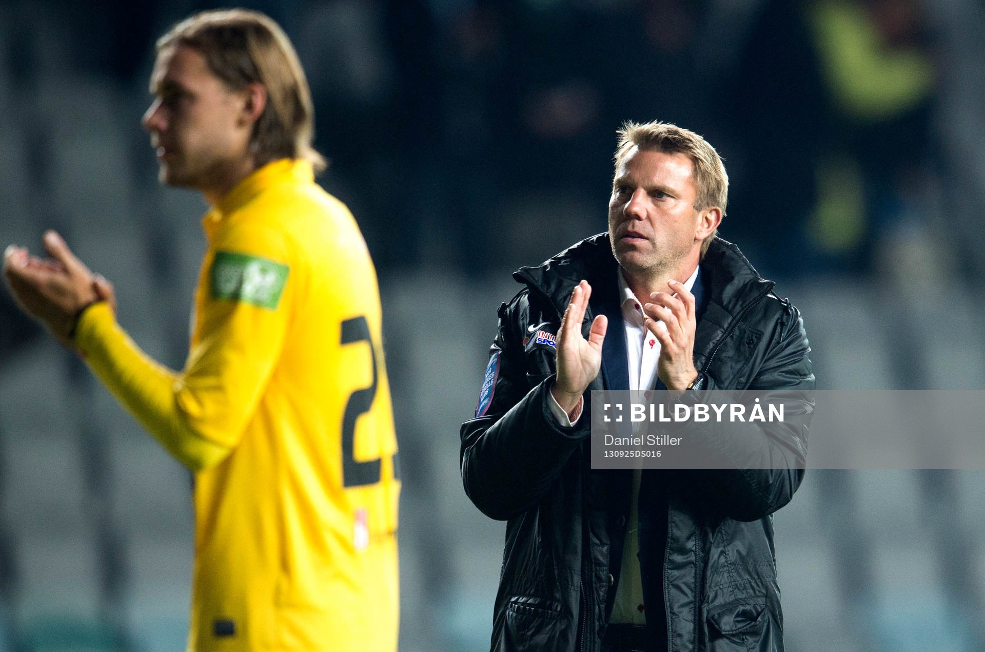 Falkenbergs tränare Hans Eklund tackar publiken