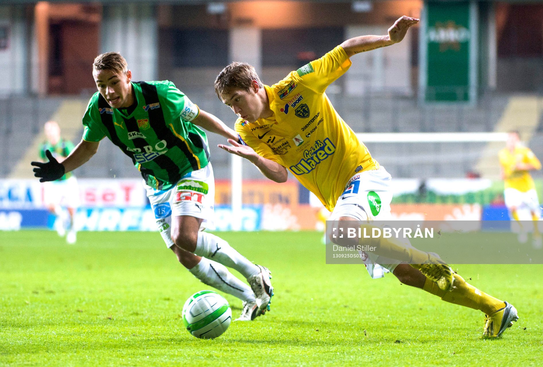 Falkenbergs Victor Sköld går förbi GAIS Malkolm Moenza