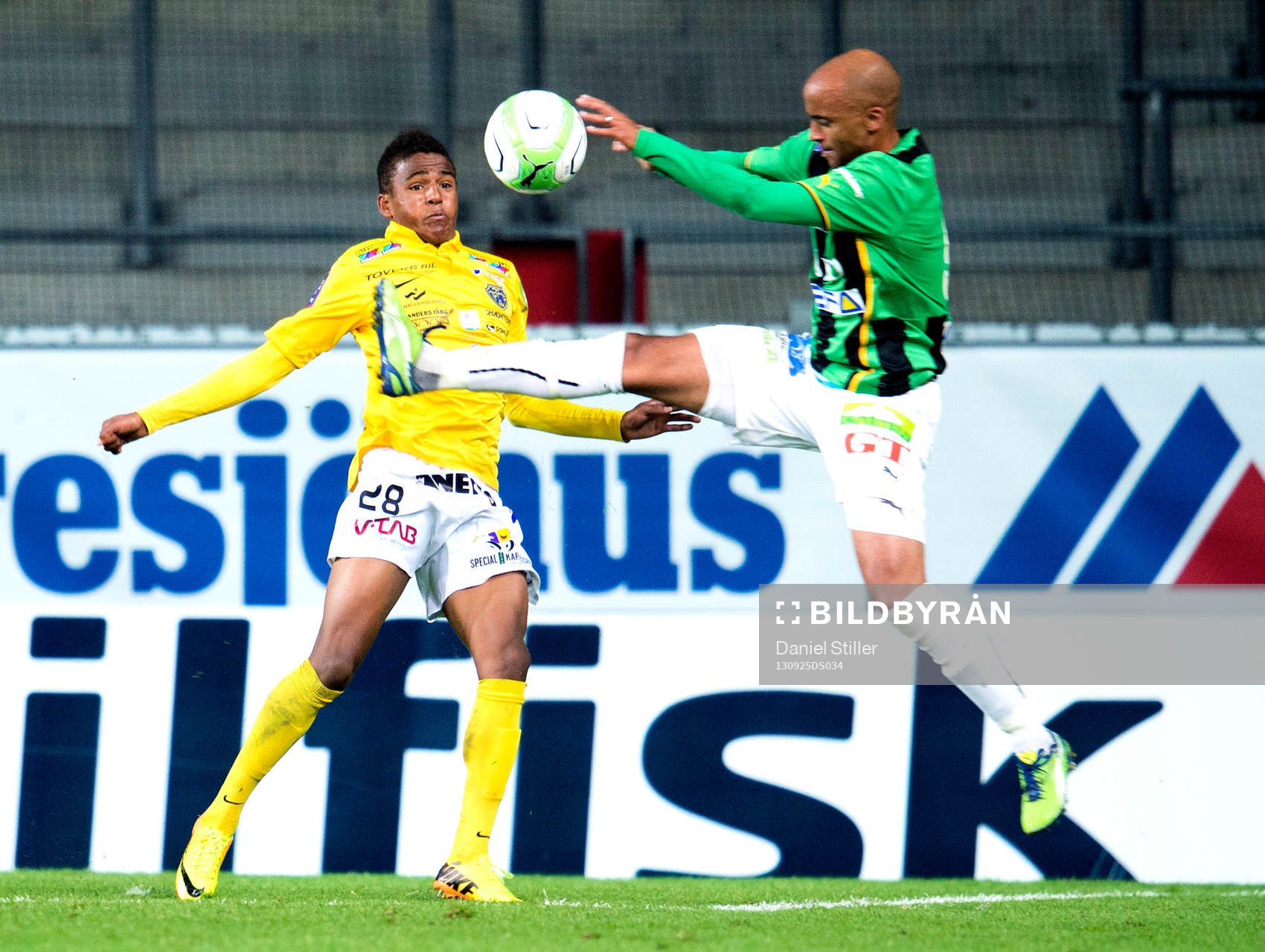 Falkenbergs Niclas Eliasson och GAIS Jimmy Tamandi i kamp
